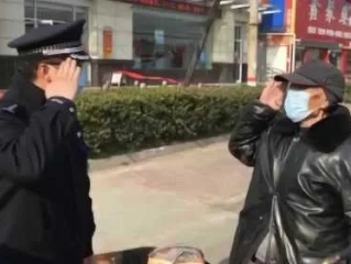 患癌老民警在派出所外深情敬礼，警民情深与时代精神的闪耀